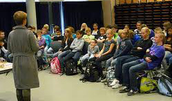 foto van schoolbezoek Corien Botman